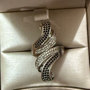 Elegant Silver and Black Swirl Fashion Ring